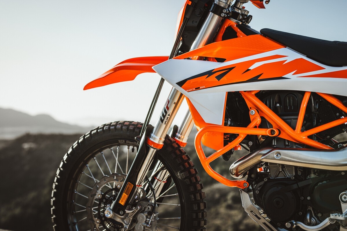 KTM presenta le nuove 690 Enduro R e 690 SMC R 2026
